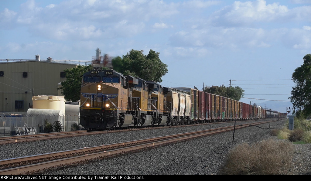 UP 8125 Leads the MWCRV-11
